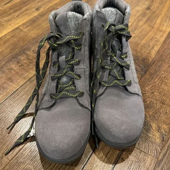 Like new Sorel boots! - Picture 2 of 7